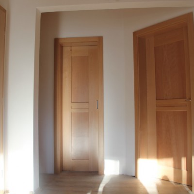 bukové interierové dvere s obložkovou zárubňou, bezfarebný lak